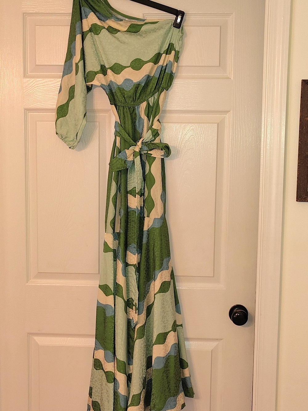 Lavi by MajoLavi One-Shoulder Green Wave-Print Maxi Dress with Tie Waist. Size S